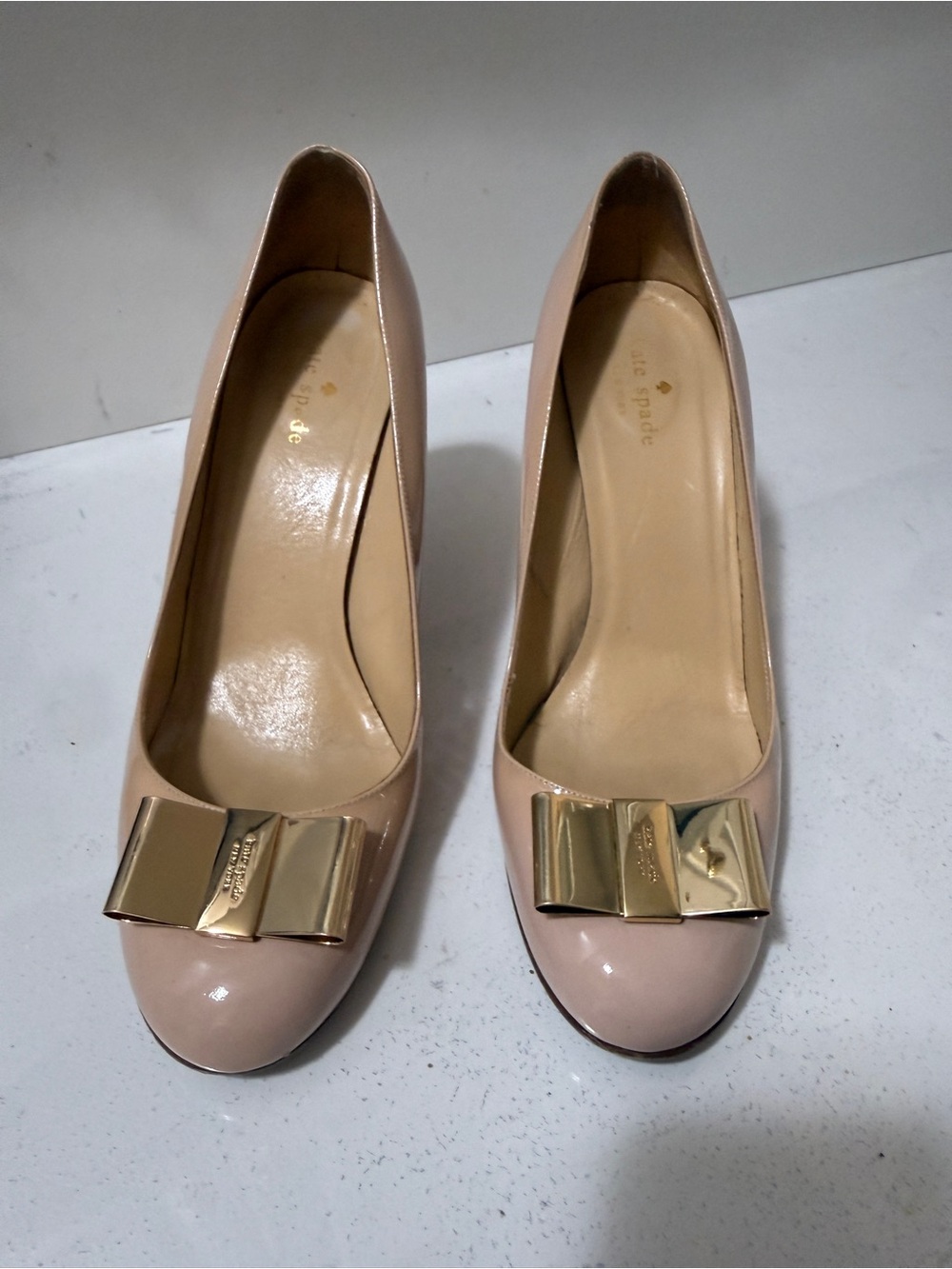 kate spade Nude Patent Leather Bow Pumps with Gold Accent in good condition